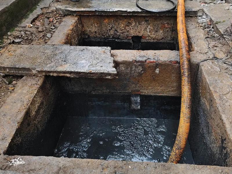 西湖清理化粪池